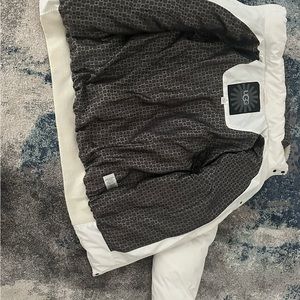 Women’s NWOT UGG water, resistant white puffer, jacket, size extra large XL.